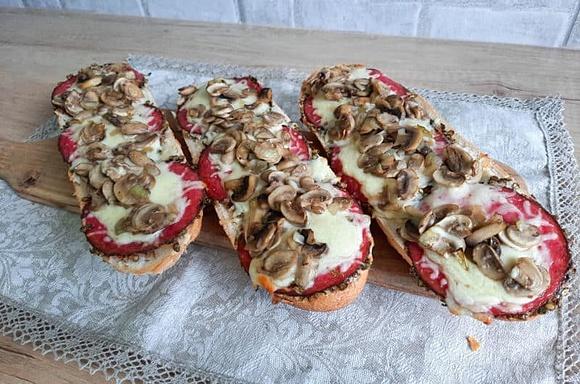 Zapiekanki z salami i smażonymi pieczarkami
