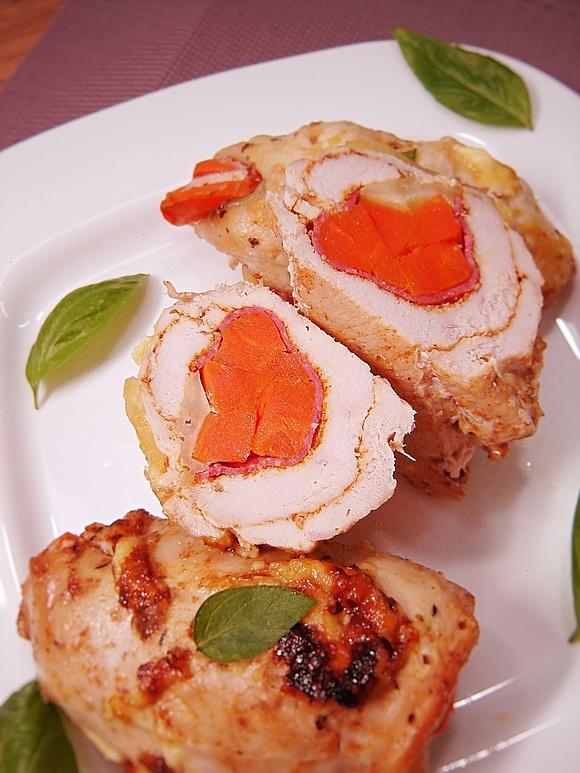 Roladki drobiowe z marchewką, salami i mozzarellą