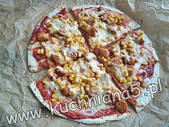 Szybka pizza na spodzie z tortilli