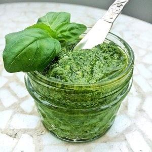 Najlepszy sposób na zachowanie zielonego koloru pesto