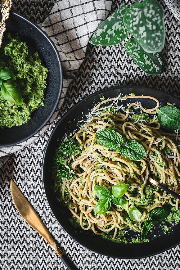 Szybki makaron z pesto z zielonych warzyw