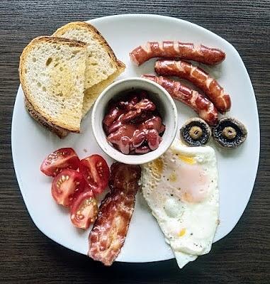 Angielskie śniadanie - tradycyjny pełny posiłek na rozpoczęcie dnia