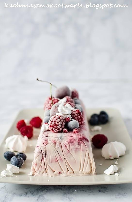 Semifreddo z malinami, borówkami i bezami