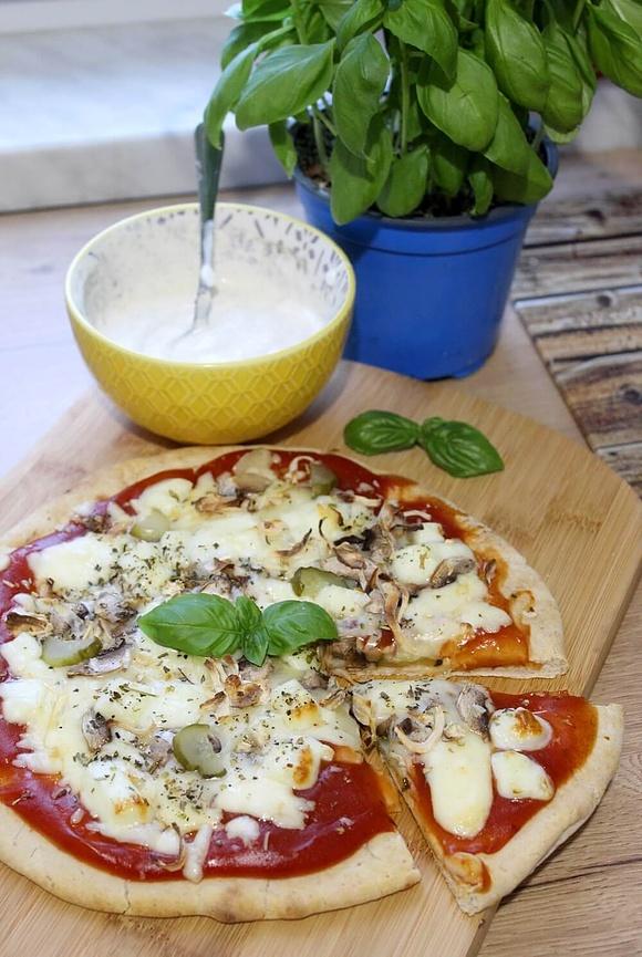 Ekspresowa pizza z halloumi