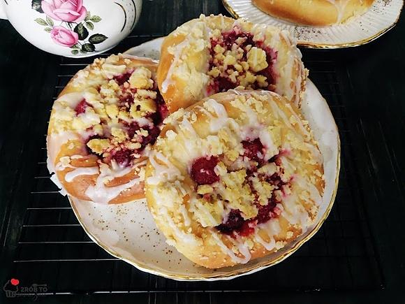 Drożdżówki z malinami i kruszonką