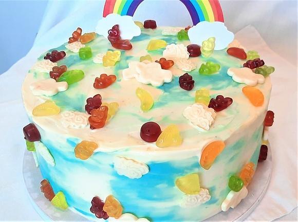 Tort śmietankowy z truskawkami i borówkami