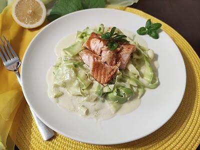 Makaron z cukinii w sosie porowym z łososiem