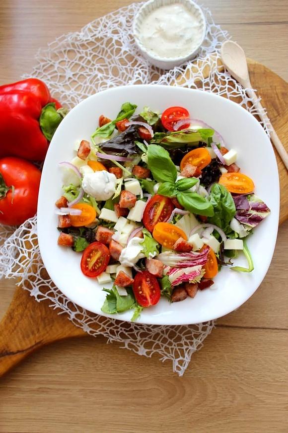 Sałatka z kiełbasą, halloumi i pomidorkami