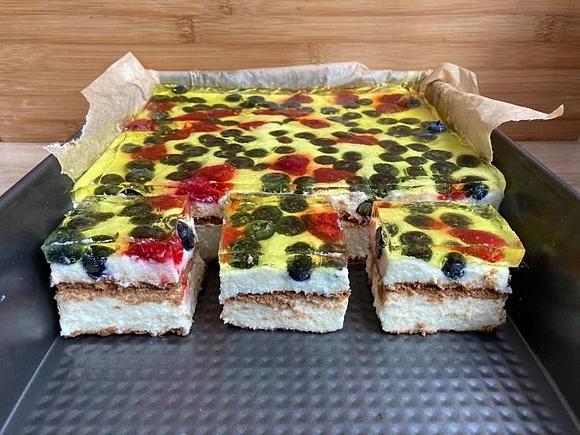 Grysikowa kostka z owocami i galaretką