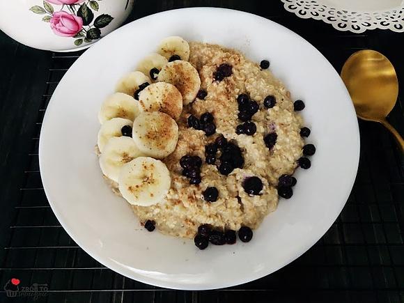 Bananowa owsianka z jagodami
