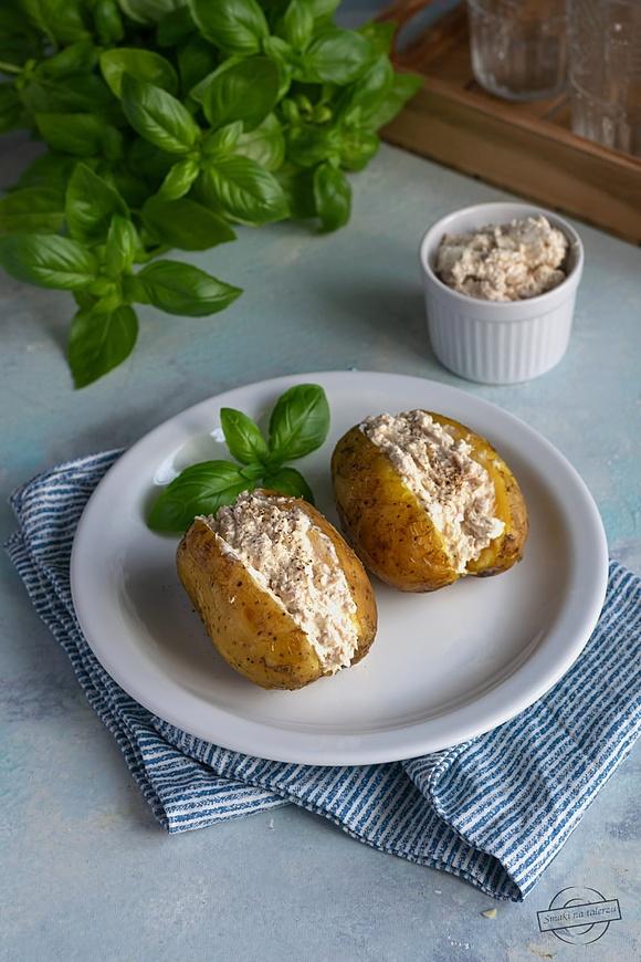 Pieczone ziemniaki z pastą serowo-tuńczykową