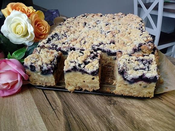 Ciasto z cukinii z jagodami i kruszonką