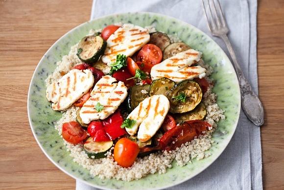 Quinoa z grillowaną papryką cukinią i serem halloumi