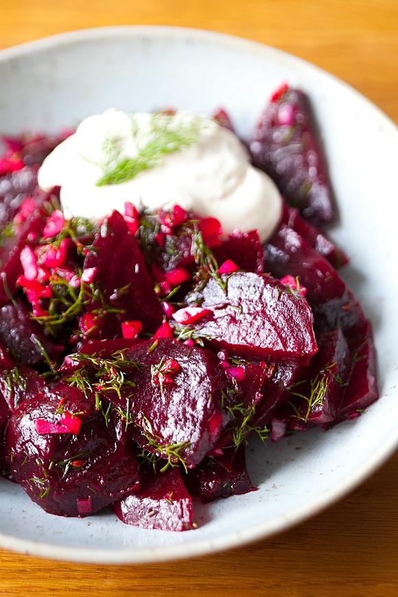 Pieczone buraczki w jogurtowym sosie z tahini