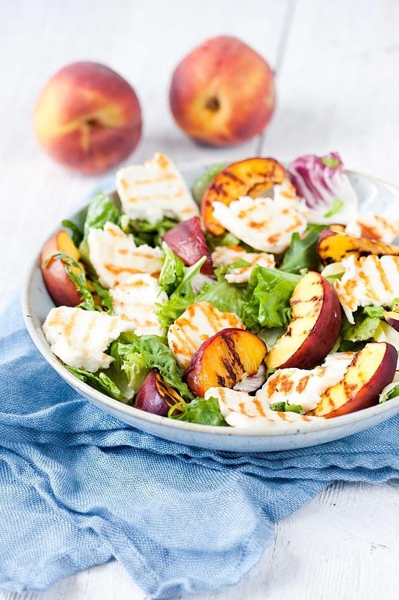 Sałata z grillowaną brzoskwinią i serem halloumi