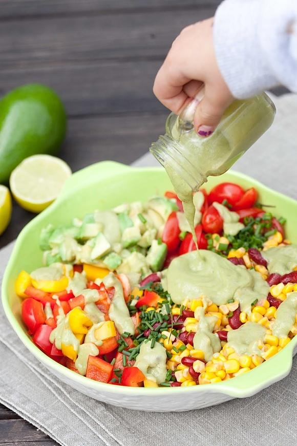 Sałatka z kukurydzą fasolą papryką i pomidorami w sosie z avocado