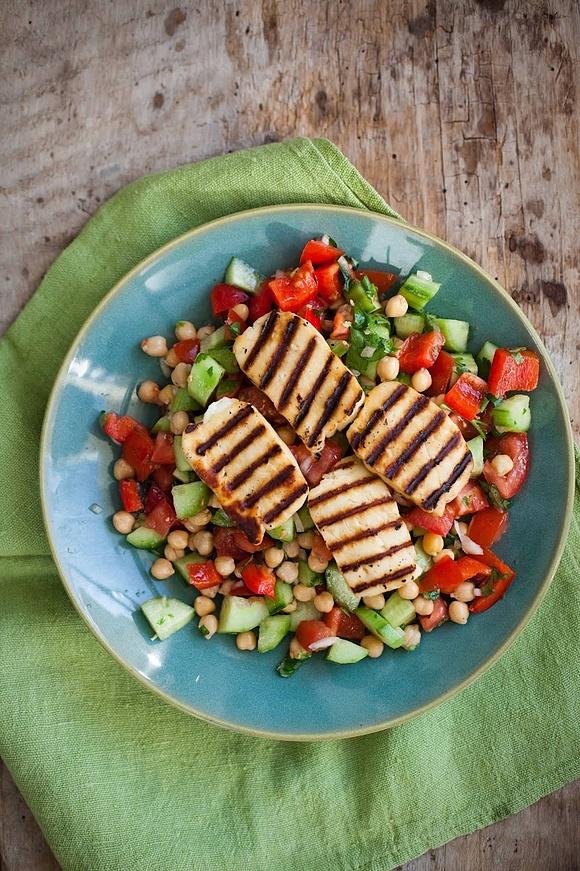 Sałatka z pomidorów, ogórka, papryki i grillowanego halloumi