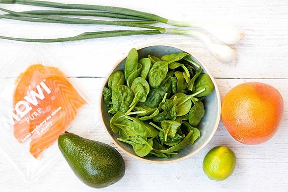 Szpinakowa sałatka z łososiem, avocado i grepefruitem
