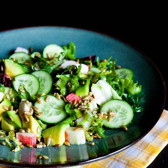 Sałatka z paluszkami krabowymi avocado i ogórkiem