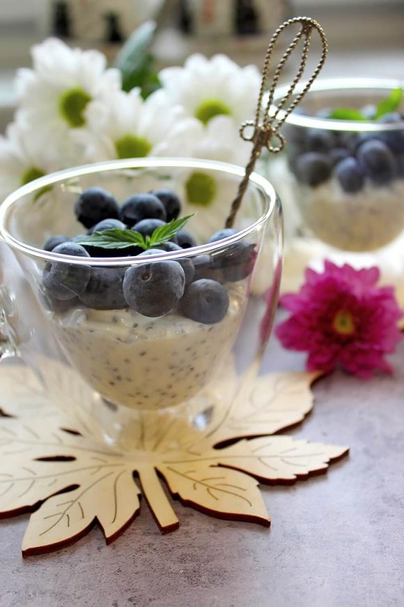 Miodowe serniczki z chia i owocami – deser bez pieczenia