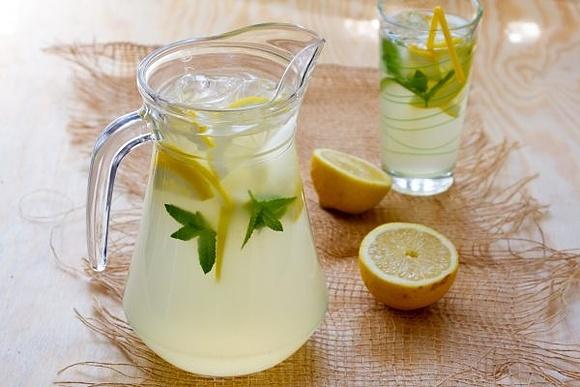 Lemoniada z cytryny - orzeźwiający napój na lato