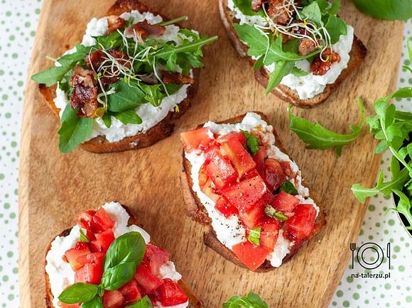 Grzanki z ricottą i pomidorami – szybki pomysł na śniadanie lub lunch
