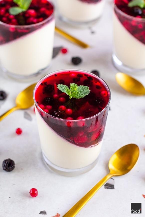 Panna cotta z galaretką z owocami lata
