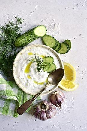 Tzatziki - grecki sos jogurtowy z ogórkiem
