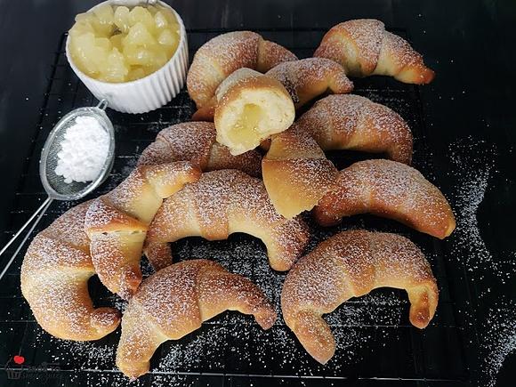 Rogaliki drożdżowe z jabłkami