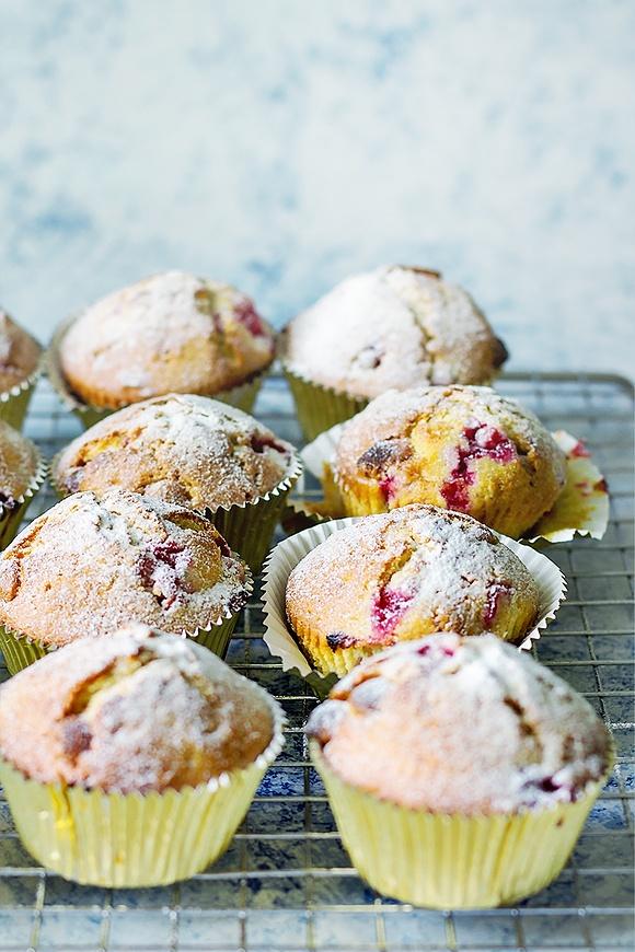 Puszyste muffinki z czerwoną porzeczką