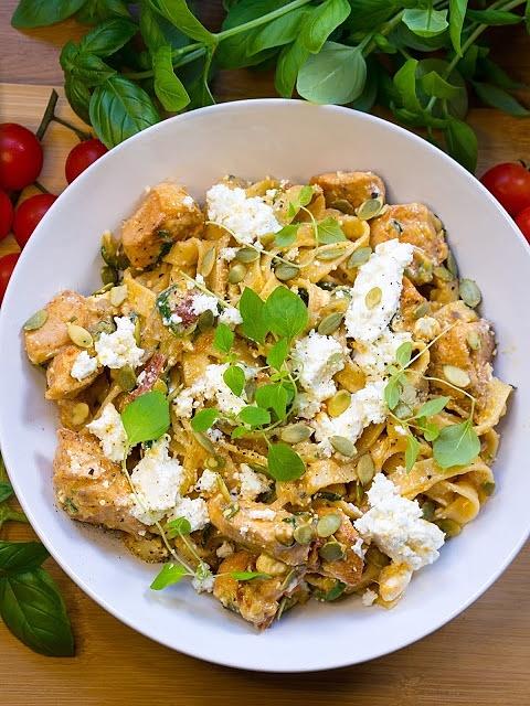 Makaron z kurczakiem, suszonymi pomidorami, cukinią i serem feta