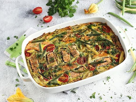 Zapiekanka omletowa z łososiem, fasolką i cukinią