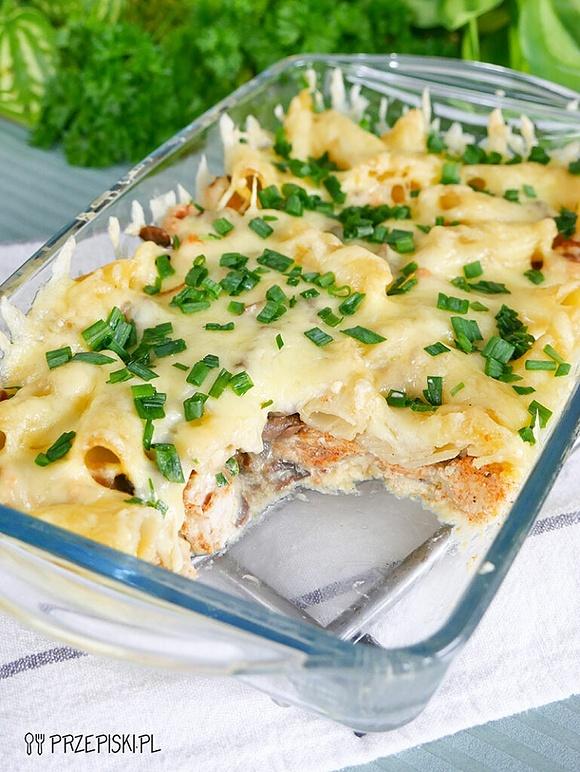 Zapiekanka makaronowa z pieczarkami i kurczakiem