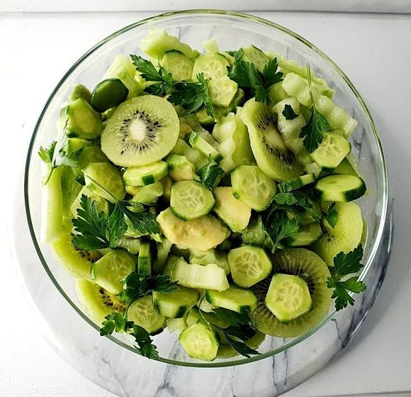 Zielona sałatka z kiwi