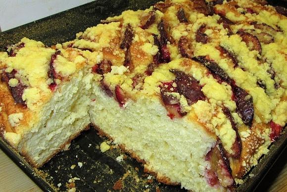 Najłatwiejsze ciasto drożdżowe ze śliwkami i kruszonką