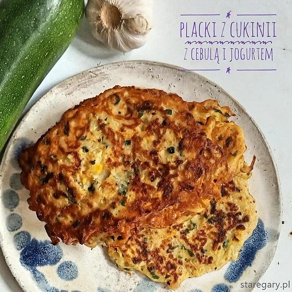 Placki z cukinii z cebulą i jogurtem