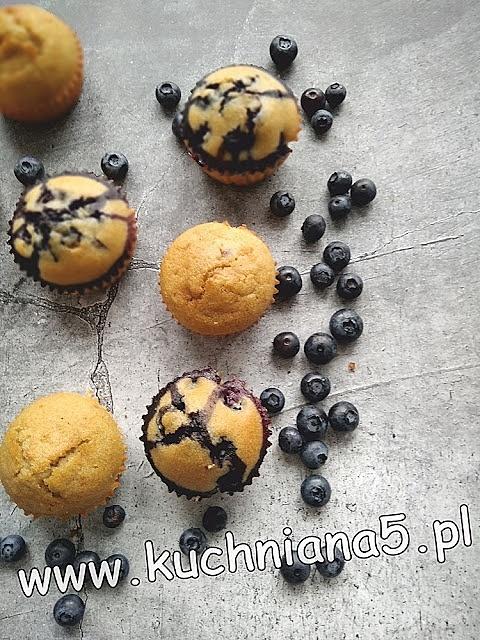 Muffinki z błonnikiem jabłkowym i borówkami amerykańskimi