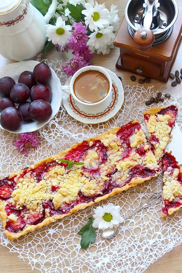 Tarta ze śliwkami i kruszonką – ciasto do kawy