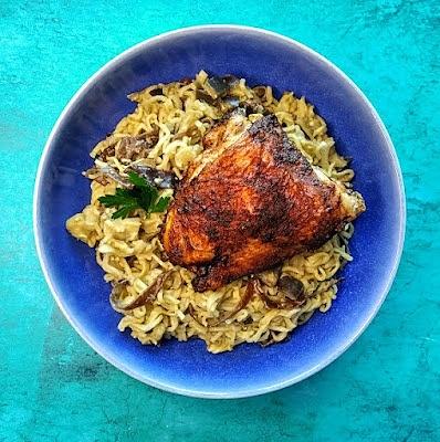 Makaron w curry z bakłażanem i kurczakiem