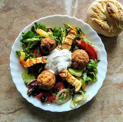 Sałatka z klopsikami i halloumi