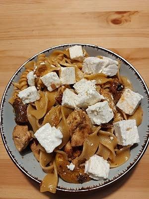 Makaron z indykiem, fetą i cukinią