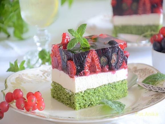 Ciasto szpinakowe z mascarpone i owocami