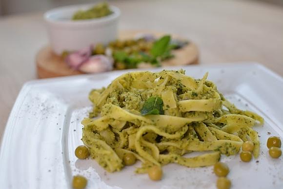 Domowe pesto z zielonego groszku
