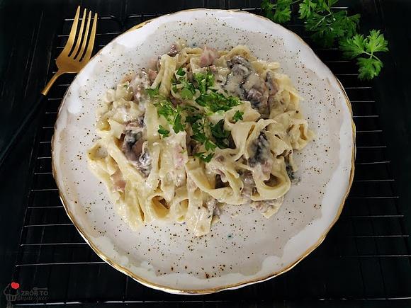 Makaron z szynką i pieczarkami w sosie śmietanowo-serowym