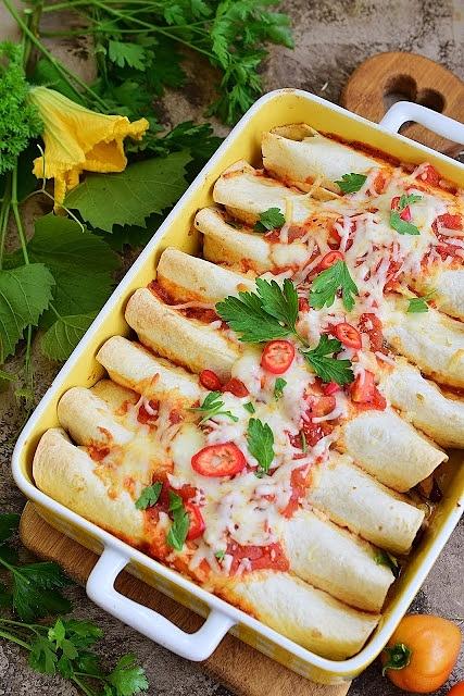 Enchilada z ryżem, kurczakiem i warzywami