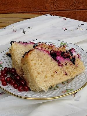 Placek drożdżowy z twarogiem i porzeczkami