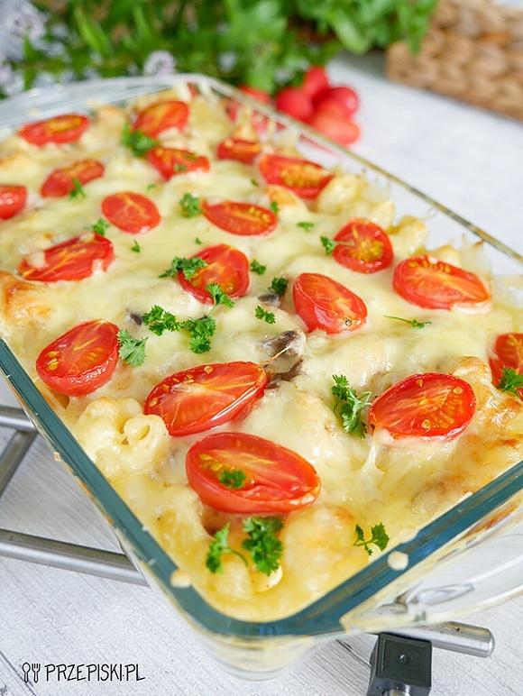 Zapiekanka z makaronem i pomidorkami koktajlowymi