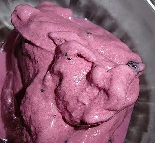 Domowe lody jagodowe z miodem i jogurtem naturalnym