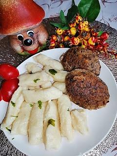 Kopytka i kotlety z pieczarek