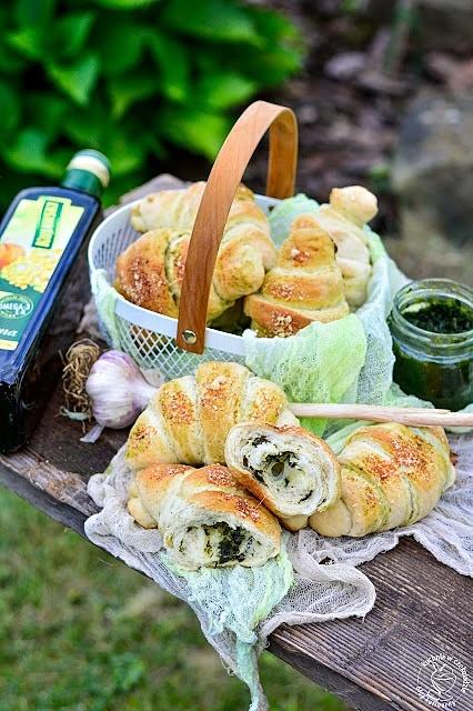 Rogaliki z mozzarellą i pesto z czosnku niedźwiedziego